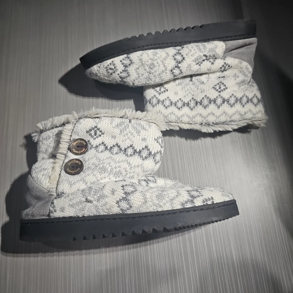 Dearfoams‎ Slippers Womens Small (5-6) Sweater Knit 2 Button Good PreOwned